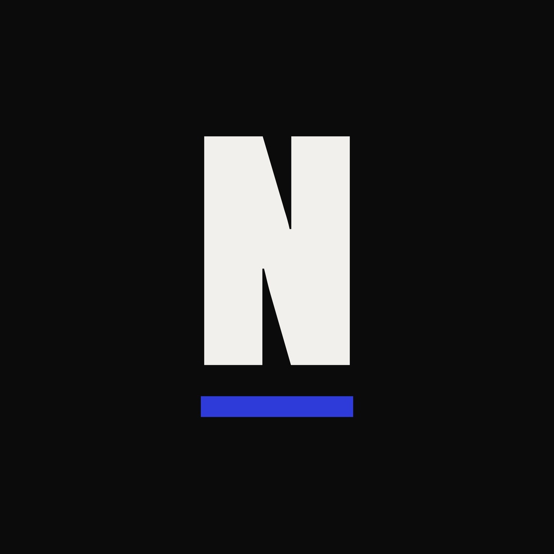 Logotipo da Narve: letra N em branco sobre fundo preto com uma barra azul